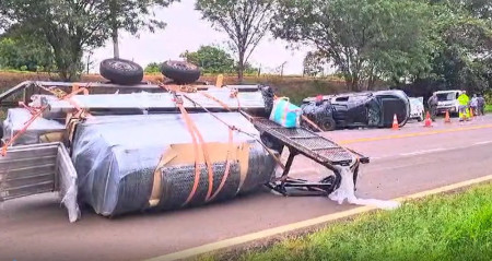 Caminhonete capota e desprende reboque na Rodovia da IntegraÃ§Ã£o
