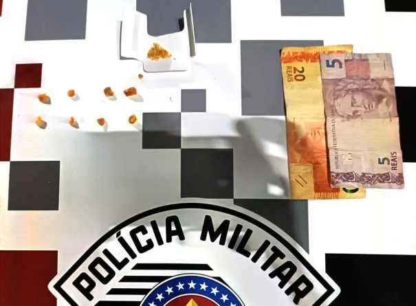 Homem é preso em flagrante com caixa de cigarros contendo pedras de crack, em Dracena