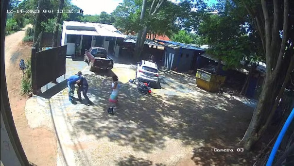  Câmera flagra briga entre ladrões, dono e funcionários durante assalto a metalúrgica em Rio Preto