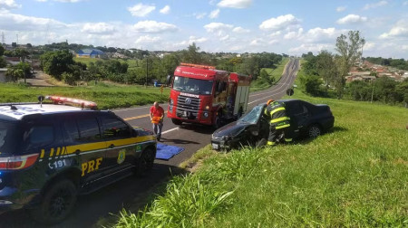 Carro invade pista contrÃ¡ria e bate contra carreta na BR-153 em MarÃ­lia