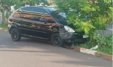 TrÃªs pessoas ficam feridas apÃ³s colisÃ£o entre carros em avenida da Cohab, em Presidente Prudente
