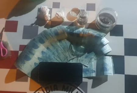 Rapaz de 20 anos confessa ter crack e maconha em casa e acaba preso por trÃ¡fico de drogas; R$ 2 mil em dinheiro foram apreendidos