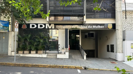 Ex-marido invade casa de mulher, dÃ¡ soco em televisÃ£o e acaba preso por descumprir medida protetiva