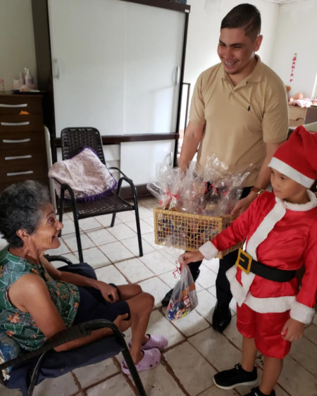 Jovem rinopolense faz doaÃ§Ã£o de presentes para os idosos do Lar SÃ£o Vicente de Paulo