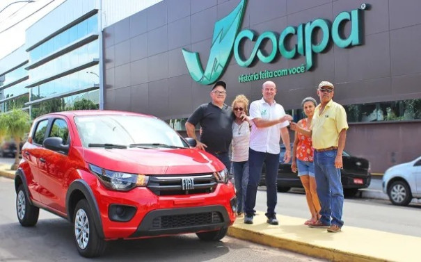 Cocipa entrega Fiat Mobi ao ganhador da campanha Hiper Cliente Feliz