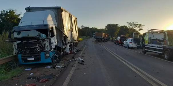 Motorista morre após ficar preso nas ferragens em colisão entre dois caminhões, em Taciba