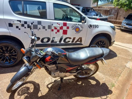 Em bloqueio de trÃ¢nsito, PolÃ­cia Militar apreende em flagrante adolescente por furto de motocicleta, em Ouro Verde