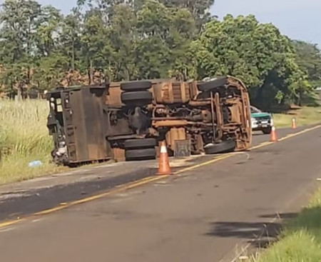 CaminhÃ£o de lixo da Prefeitura de Dracena tomba em estrada vicinal e deixa motorista ferido