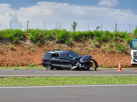 Acidente com dois veÃ­culos provoca capotamento na SP-425 entre Indiana e Prudente
