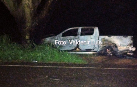 Caminhonete pega fogo apÃ³s acidente na vicinal ParapuÃ£ - Bastos