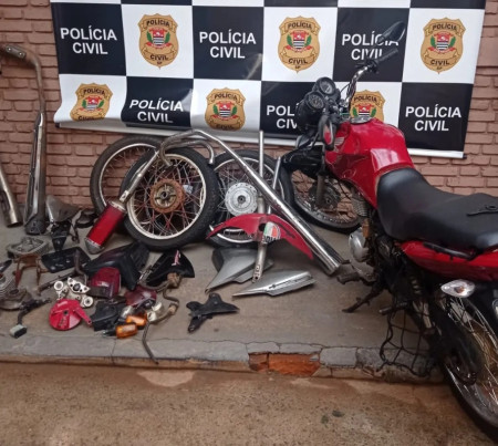 PolÃ­cia Civil cumpre mandados de busca domiciliar e apreende peÃ§as de motocicletas em desmanche informal, em Teodoro Sampaio