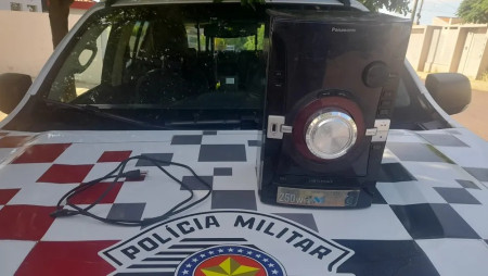 Homem furta aparelho de som, esconde em casa abandonada e acaba preso, em Flora Rica