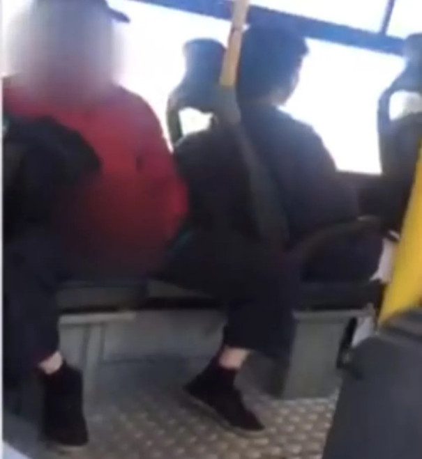 Polícia tenta identificar homem flagrado se masturbando dentro de ônibus do transporte coletivo de Marília; 