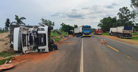 Acidente envolvendo trÃªs carretas e um caminhÃ£o deixa uma pessoa gravemente ferida na Rodovia Brigadeiro Eduardo Gomes