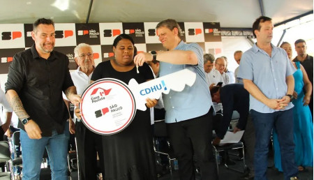 Governador TarcÃ­sio de Freitas entrega 88 casas populares em PaulicÃ©ia