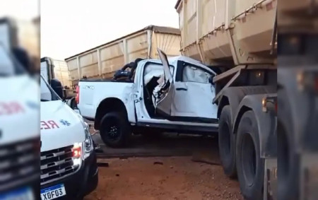 Motorista fica ferido apÃ³s acidente entre caminhonete e carreta bitrem na SP-284