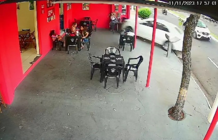  Motorista embriagado invade bar e atropela cliente que estava em mesa