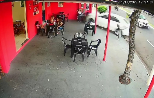  Motorista embriagado invade bar e atropela cliente que estava em mesa