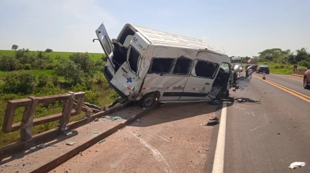 Van que transportava pacientes cai em barranco na Rodovia OlÃ­mpio Ferreira da Silva, em Mirante do Paranapanema