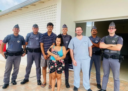 Policiais militares adotam âManobra de Heimlichâ e ajudam a salvar vida de bebÃª de apenas 20 dias engasgada com leite materno