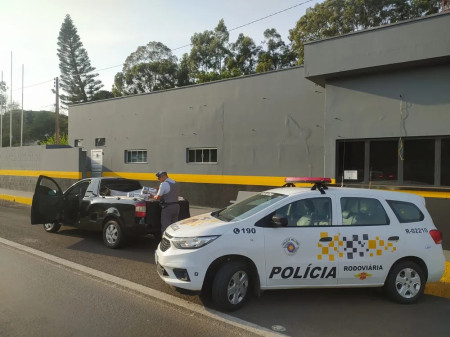 FiscalizaÃ§Ã£o apreende carga de 20 mil maÃ§os de cigarros contrabandeados do Paraguai