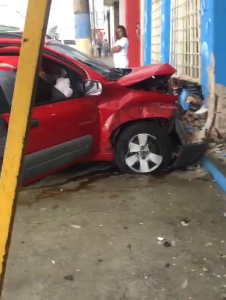 Condutora perde o controle e entra com veÃ­culo em loja de materiais de limpeza em Osvaldo Cruz