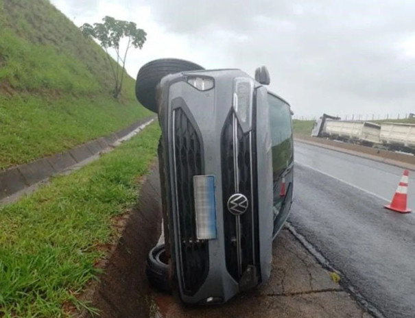 Ao tentar mudar de faixa, motorista perde o controle da direção, bate em canaleta e tomba carro, em Piquerobi