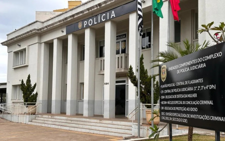 Idoso Ã© encontrado morto dentro de casa apÃ³s vizinha sentir cheiro forte e acionar a polÃ­cia em AraÃ§atuba