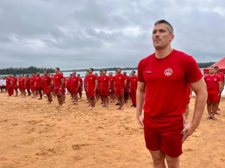 Em treinamento para o verÃ£o, militares do Corpo de Bombeiros do Estado de SÃ£o Paulo participam de travessia a nado do Rio ParanÃ¡