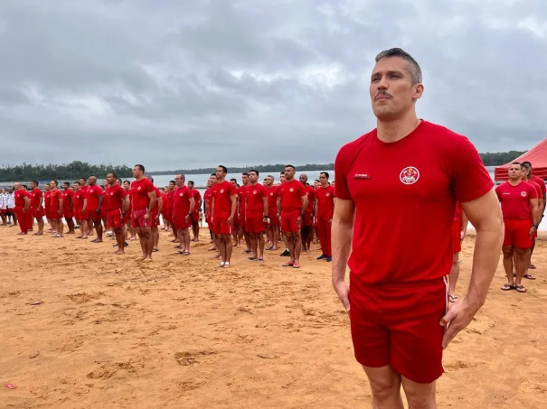 Em treinamento para o verão, militares do Corpo de Bombeiros do Estado de São Paulo participam de travessia a nado do Rio Paraná