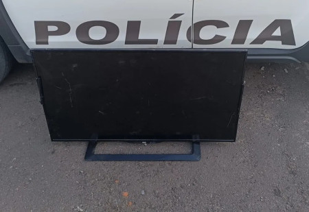 Homem furta TV de residÃªncia, tenta fugir pulando o muro, mas acaba preso junto com a esposa, que vigiava a aÃ§Ã£o da calÃ§ada