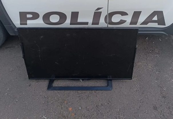 Homem furta TV de residência, tenta fugir pulando o muro, mas acaba preso junto com a esposa, que vigiava a ação da calçada