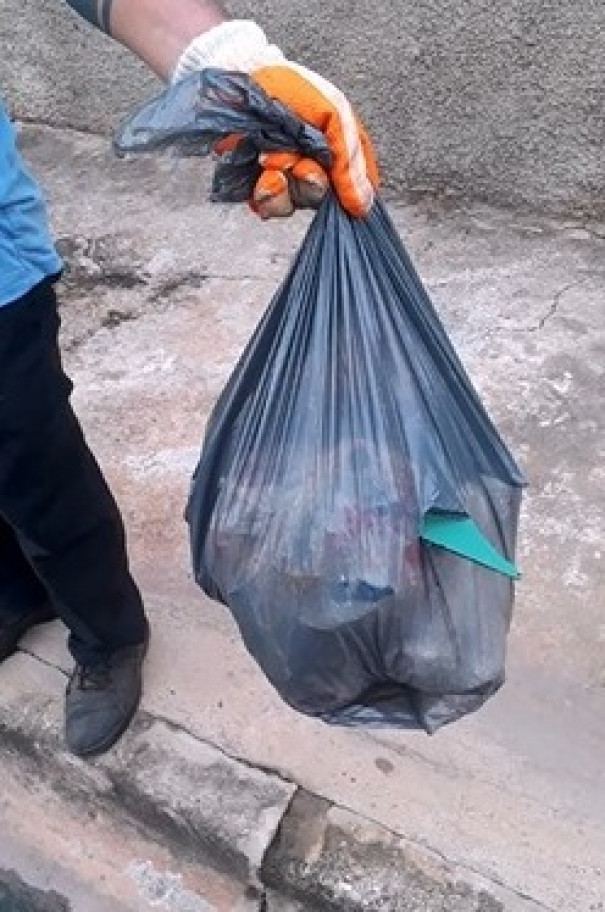 Vidro em lixo novamente fere um dos coletores em Osvaldo Cruz