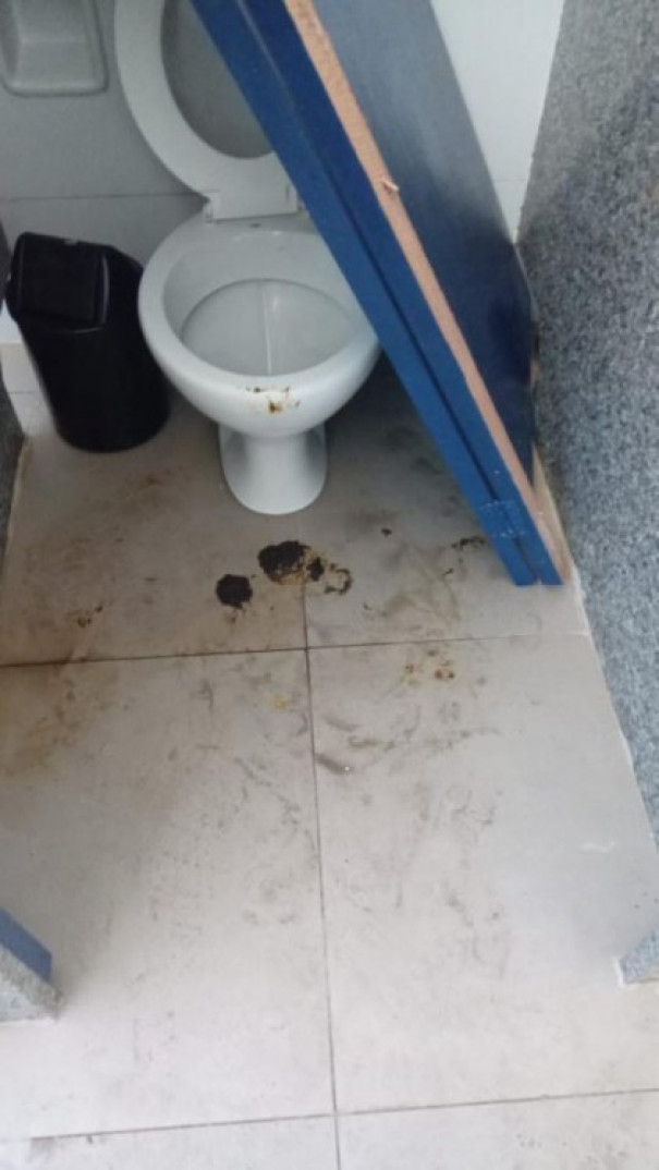Vândalos voltaram a danificar os sanitários da Praça São José em Osvaldo Cruz no fim de semana