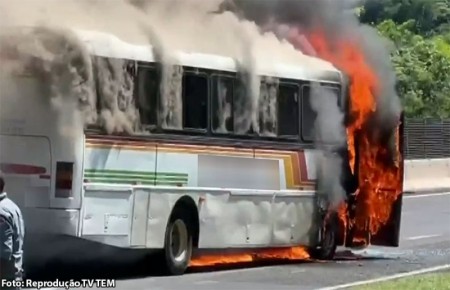 Após pane elétrica, ônibus pega fogo na rodovia do contorno em Marília