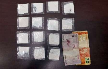 Jovem de 21 anos é surpreendido pela Polícia Militar de Bastos com cocaína