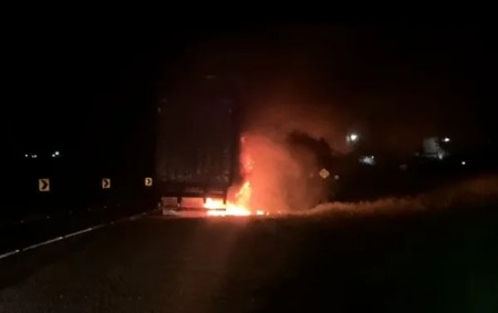 Carreta fica em chamas na Rodovia Brigadeiro Eduardo Gomes em Bastos
