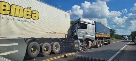 Acidente de trânsito envolve dois caminhões e um carro na Rodovia Assis Chateaubriand, em Rinópolis