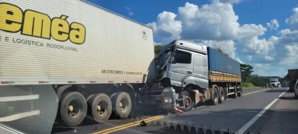 Acidente de trnsito envolve dois caminhes e um carro na Rodovia Assis Chateaubriand, em Rinpolis