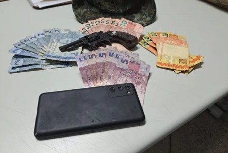 Homem armado invade mercado, rouba dinheiro do caixa e acaba preso pela Polícia Ambiental em Presidente Prudente