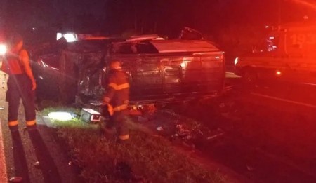 Micro-ônibus capota e deixa 10 pessoas feridas na Rodovia Assis Chateaubriand, em Indiana