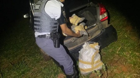 Motorista foge da Polícia Rodoviária e abandona carro com mais de 28 quilos da droga skank, em Piquerobi