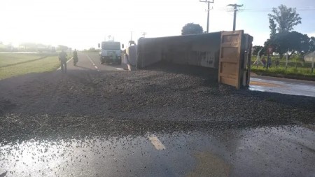 Caminhão carregado com pedras tomba em trevo de Santa Mercedes