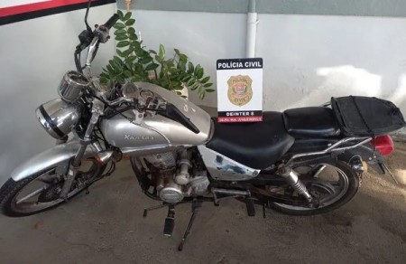 Motocicleta furtada em frente à casa do proprietário durante a madrugada é recuperada, em Junqueirópolis
