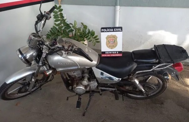 Motocicleta furtada em frente  casa do proprietrio durante a madrugada  recuperada, em Junqueirpolis