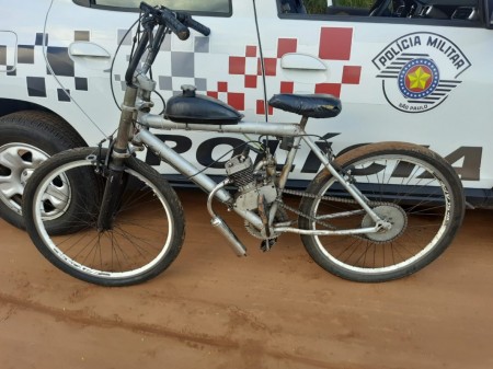 Polícia Militar registra ocorrência de porte de drogas e remove bicicleta motorizada, em Lucélia