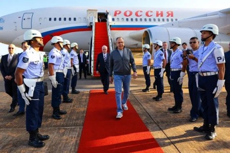 Após reunião com ministro de Putin, chanceler critica sanções unilaterais e defende paz negociada entre Rússia e Ucrânia