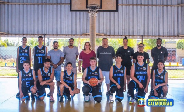 Secretaria de Esportes de Salmour�o entrega uniformes para equipe de basquete 
