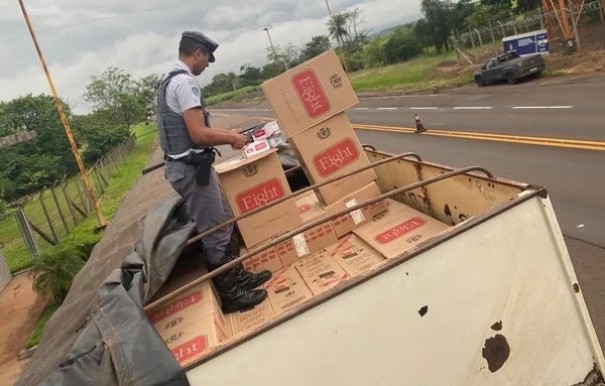 Durante vistoria, motorista � preso com 300 mil ma�os de cigarros contrabandeados em Rosana