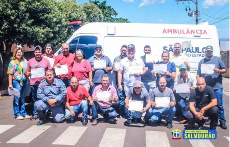 Prefeita de Salmourão entrega certificado de conclusão de curso preparatório para motoristas da Secretaria de Saúde 